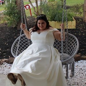 I am selling my beauty wedding dress